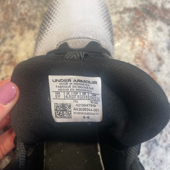 Youth Under Armour Cleats Sz 5Y - Picture 4 of 5